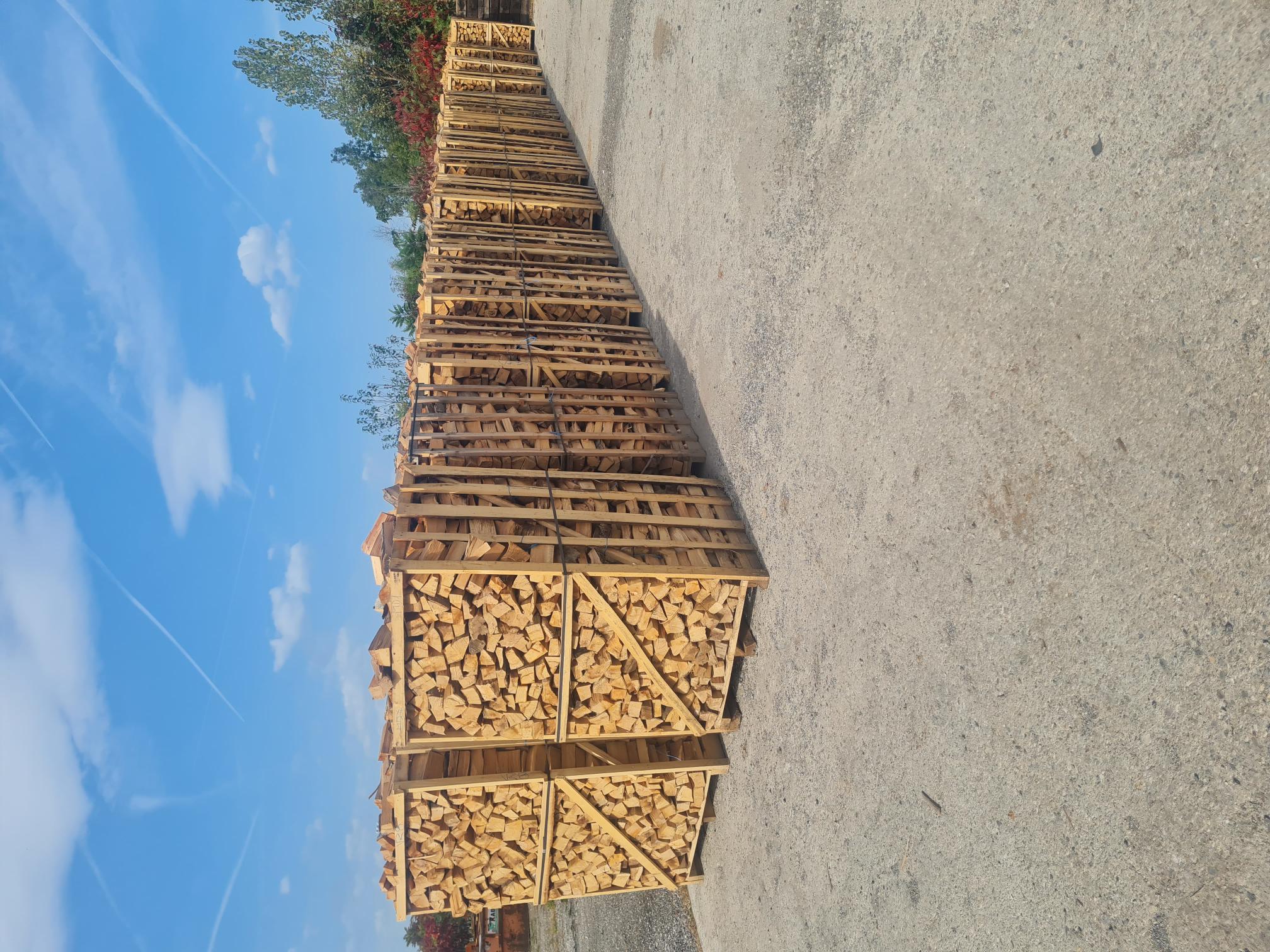 Brennholz-Paletten bereit zur Auslieferung